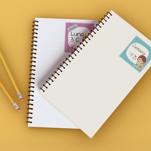14 etichette adesive scolastiche con disegni e personalizzate con nome e classe per quaderni, libri, blocchi appunti, 9 soggetti diversi