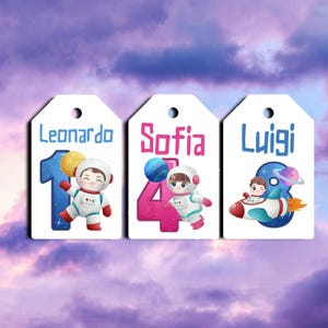 12 cartellini tag bigliettini compleanno bambini personalizzati con nomi numero anni astronauti per bomboniere regalo fine festa segnaposto