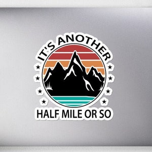 Es otra media milla más o menos, pegatina de senderismo divertido, pegatina de trail running, pegatina de escalada de montaña divertida, camping pegatina ejercicio al aire libre