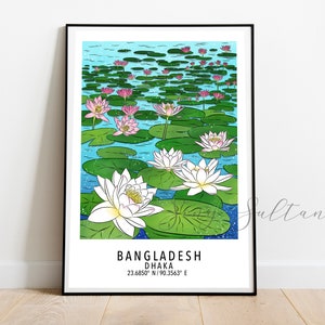 Könnte beinhalten: Gerahmter Kunstdruck mit einer Illustration von Seerosen und Lotusblüten in Rosa und Weiß auf einem Teich. Der Druck enthält den Text "BANGLADESH DHAKA" und Koordinaten. Das Kunstwerk ist in einem schwarzen Rahmen.