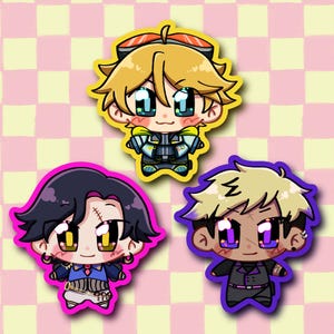 以下が含まれることがあります： カラフルな輪郭を持つ漫画のキャラクターのステッカー3つ。キャラクターはそれぞれ異なる服装をし、異なる髪型をしています。ステッカーはピンクと白の市松模様の背景に貼られています。