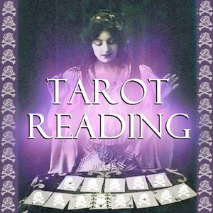 Könnte beinhalten: Eine Frau in einem lila Kleid führt eine Tarot-Lesung durch. Sie ist von einem lila Schein umgeben und hat ihre Hände in die Luft erhoben. Der Text "TAROT READING" ist in weißen Buchstaben auf einem lila Hintergrund geschrieben. Vor ihr liegen 10 Tarotkarten auf einem Tisch.
