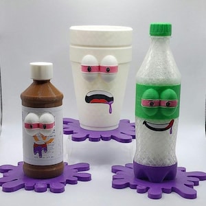 Puede incluir: Tres contenedores con caras de dibujos animados con bases de salpicaduras moradas. Una taza de espuma de poliestireno blanca con párpados rosados y una boca roja, una botella marrón con párpados rosados y un gráfico de sol amarillo, y una botella verde y blanca con párpados rosados y una boca verde.