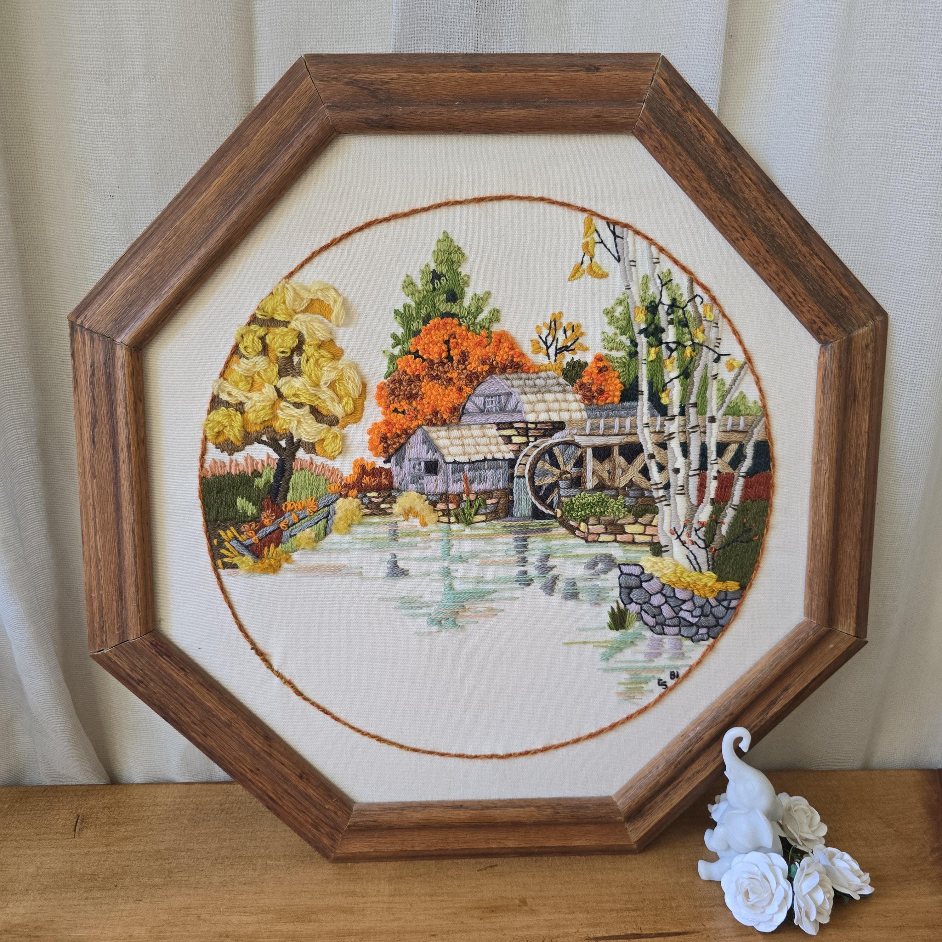 Motif de broderie de fleurs sauvages d'automne, motifs de prairie de fleurs et d'herbes aux couleurs de l'automne - France