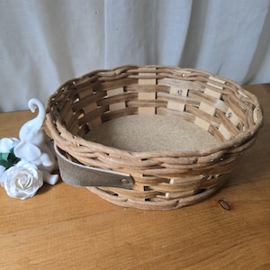 Vintage Pyrex Basket with Leather Handles, 8" Round Casserole Dish Holder, Grandpa Core dining