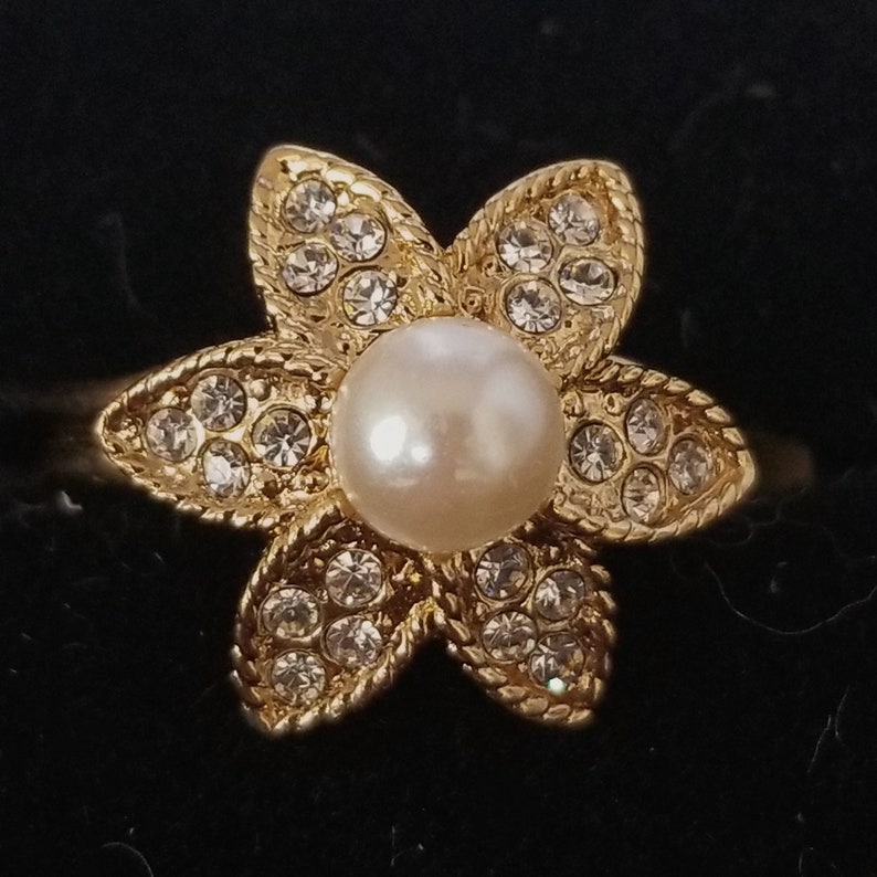 Goldtone Pearl Flower Ring