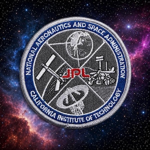 以下が含まれることがあります： 青い縁取りに白い文字でNational Aeronautics and Space AdministrationおよびCalifornia Institute of Technologyと記された円形の刺繍ワッペン。中央には赤い文字でJPLとあり、その周囲に4つの灰色の宇宙探査アイコンが配置されている。