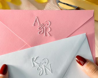Sello en relieve para sobres de boda / Sello en relieve con apellido personalizado / Sello de relieve / Sello en relieve con monograma inicial personalizado / Logotipo con nombres de pareja