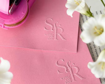 Sello en relieve personalizado con monograma para bodas: sello metálico con iniciales para bodas, sello en relieve para sobres de boda, sello con logotipo, papelería nupcial