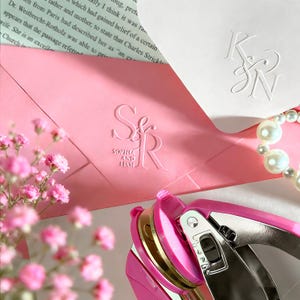 Personalisierte Monogramm Prägemaschine | Paare Initialen und Nachname Logo | Hochwertiges Siegel für Hochzeitseinladungen | Kundenspezifisches DIY Briefpapier