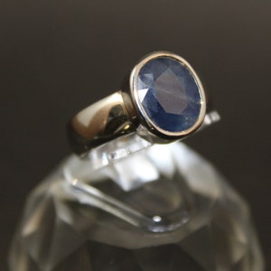 Handgemaakte sterlingzilveren ring met blauwe saffier: Ovaal Afrikaans Neelam
