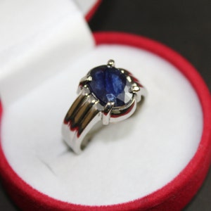 Handgemaakte ring met Afrikaanse blauwe saffier: sterlingzilveren Neelam-steen
