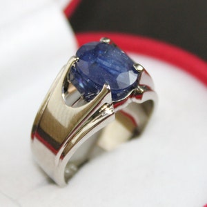Handgemaakte ring met Afrikaanse blauwe saffier: sterlingzilveren Neelam-steen