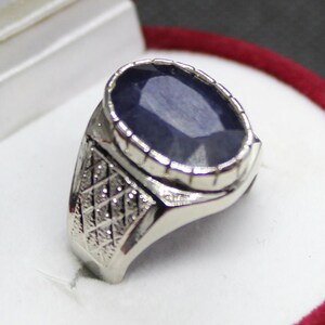 Handgemaakte sterlingzilveren ring met Afrikaanse blauwe saffier