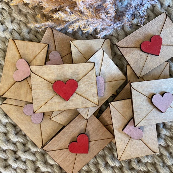 Remplisseur de machine à gommes pour la Saint-Valentin | Mini enveloppes en bois avec coeur | Décor de plateau à plusieurs niveaux | Décor de la Saint-Valentin | Cadeau