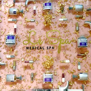 K&ouml;nnte beinhalten: Ein rosa Tablett mit goldenen Flocken und silbernem Glitzer. Das Tablett enth&auml;lt kleine Fl&auml;schchen mit der Aufschrift "BOTOX COSMETIC" und Spritzen. Der Text "Le Spa MEDICAL SPA" ist in goldenen Buchstaben auf dem Tablett geschrieben.