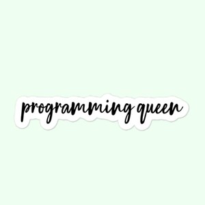 Könnte beinhalten: Ein schwarz-weißer Aufkleber mit dem Text "programming queen" in einer kursivschrift.