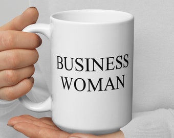 Pode incluir: Caneca de cerâmica branca com texto preto que diz "BUSINESS WOMAN".