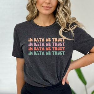 In Data We Trust Camiseta colorida unissex de manga curta