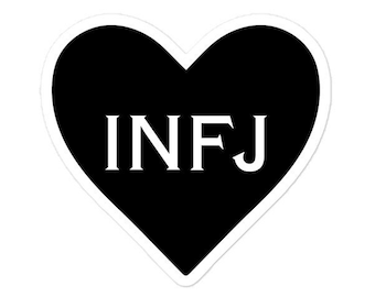 Puede incluir: Pegatina negra en forma de corazón con el texto "INFJ" en blanco.