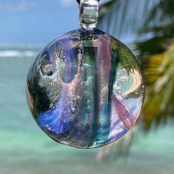 Cenizas cremadas en un Atrapasueños de vidrio (azul verdoso/cielo morado). Recuerdo de vidrio para toda la vida. Cenizas en colgantes con o sin ópalos.