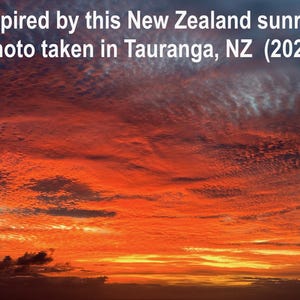 Pode incluir: Fotografia de um nascer do sol na Nova Zel&acirc;ndia em Tauranga, NZ, tirada em 2023. O c&eacute;u est&aacute; cheio de tons laranja e vermelho fogo, com nuvens texturizadas criando uma cena dram&aacute;tica e bonita.