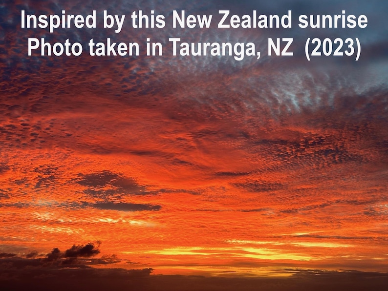 Pode incluir: Fotografia de um nascer do sol na Nova Zel&acirc;ndia em Tauranga, NZ, tirada em 2023. O c&eacute;u est&aacute; cheio de tons laranja e vermelho fogo, com nuvens texturizadas criando uma cena dram&aacute;tica e bonita.