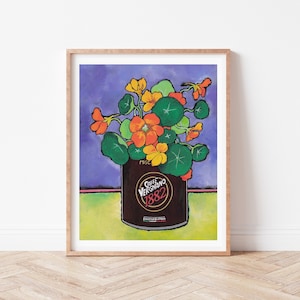 Puede incluir: Una pintura de un bodeg&oacute;n con una lata de caf&eacute; Caffe Vergnano 1882 con un ramo de flores naranjas y amarillas sobre un fondo morado, verde y amarillo.