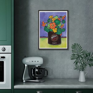 Puede incluir: Una pintura enmarcada de un bodeg&oacute;n con un ramo de flores naranjas y amarillas en una lata marr&oacute;n con el texto "Cafe Veracruz 1882" sobre un fondo morado, verde y amarillo.