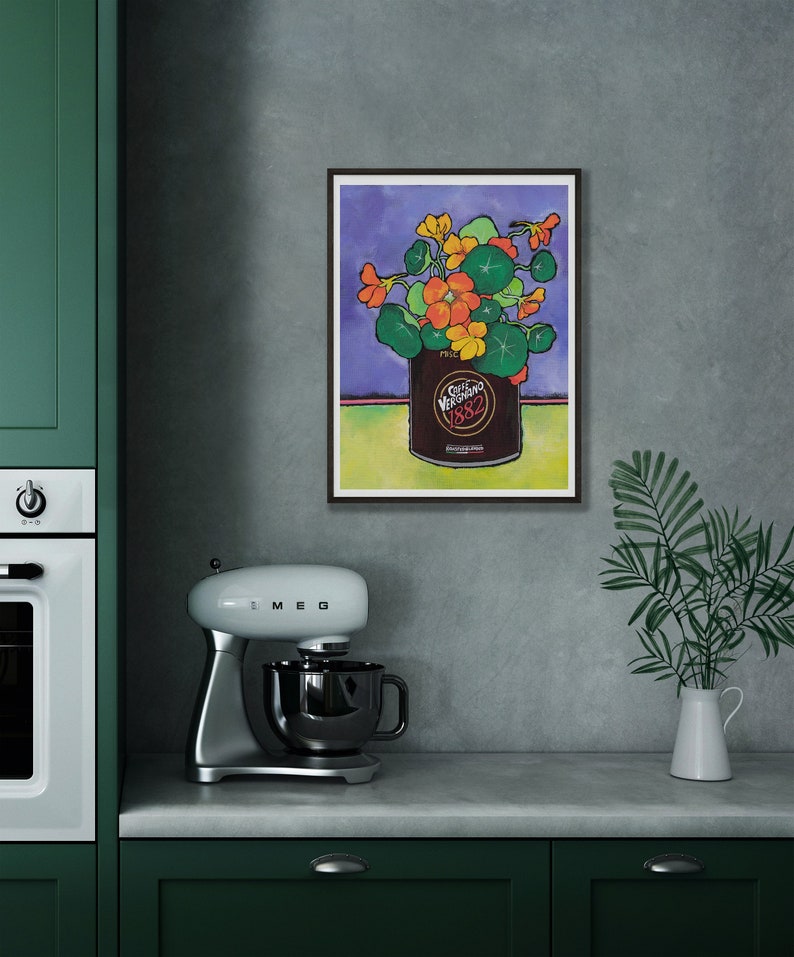 Puede incluir: Una pintura enmarcada de un bodeg&oacute;n con un ramo de flores naranjas y amarillas en una lata marr&oacute;n con el texto "Cafe Veracruz 1882" sobre un fondo morado, verde y amarillo.