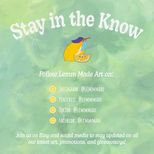 Puede incluir: Un fondo de acuarela verde con el texto "Stay in the Know" en blanco. Un lim&oacute;n amarillo con una hoja verde est&aacute; en la esquina superior derecha. El texto "Follow Lemm Made Art on:" est&aacute; debajo del lim&oacute;n. Los identificadores de redes sociales para Instagram, Pinterest, TikTok y Facebook se enumeran debajo del texto.