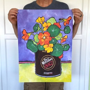 Puede incluir: Una pintura de fondo morado con una lata de caf&eacute; Caffe Vergnano 1882. La lata est&aacute; rodeada de un ramo de flores naranjas, amarillas y verdes.