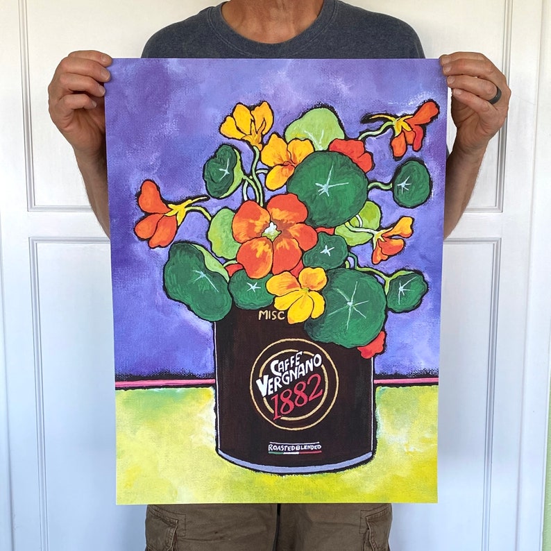 Puede incluir: Una pintura de fondo morado con una lata de caf&eacute; Caffe Vergnano 1882. La lata est&aacute; rodeada de un ramo de flores naranjas, amarillas y verdes.
