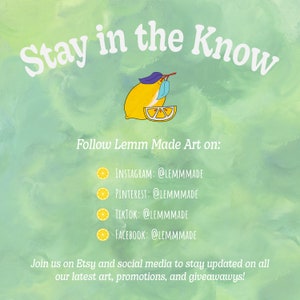 Puede incluir: Un fondo de acuarela verde con el texto "Stay in the Know" en blanco. Un lim&oacute;n amarillo con una hoja verde est&aacute; en la esquina superior derecha. El texto "Follow Lemm Made Art on:" est&aacute; debajo del lim&oacute;n. Los identificadores de redes sociales para Instagram, Pinterest, TikTok y Facebook se enumeran debajo del texto.