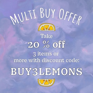 Pode incluir: Um fundo de aquarela roxo e azul com uma sobreposi&ccedil;&atilde;o de texto branco que diz "MULTI BUY OFFER". Um gr&aacute;fico de lim&atilde;o amarelo est&aacute; sobre o texto "Take 20% off". Abaixo do gr&aacute;fico do lim&atilde;o est&aacute; o texto "3 itens ou mais com c&oacute;digo de desconto: BUY3LEMONS".