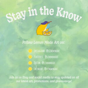 Pu&ograve; includere: Uno sfondo acquerellato verde con il testo "Stay in the Know" in bianco. Un limone giallo con una foglia verde si trova nell'angolo in alto a destra. Il testo "Follow Lemm Made Art on:" &egrave; sotto il limone. Le maniglie dei social media per Instagram, Pinterest, TikTok e Facebook sono elencate sotto il testo.