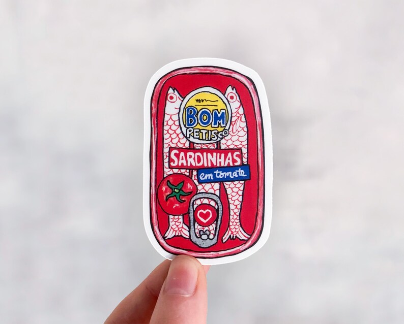 Puede incluir: Una pegatina de lata de sardinas roja y blanca con el texto "BOM PETISCO SARDINHAS em tomate" y un dibujo de sardinas y un tomate.