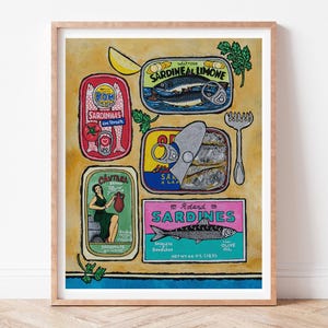Puede incluir: Una ilustraci&oacute;n colorida de seis latas de sardinas con diferentes etiquetas y dise&ntilde;os. Las latas est&aacute;n dispuestas en una cuadr&iacute;cula sobre un fondo amarillo con una rodaja de lim&oacute;n, perejil y un tenedor.