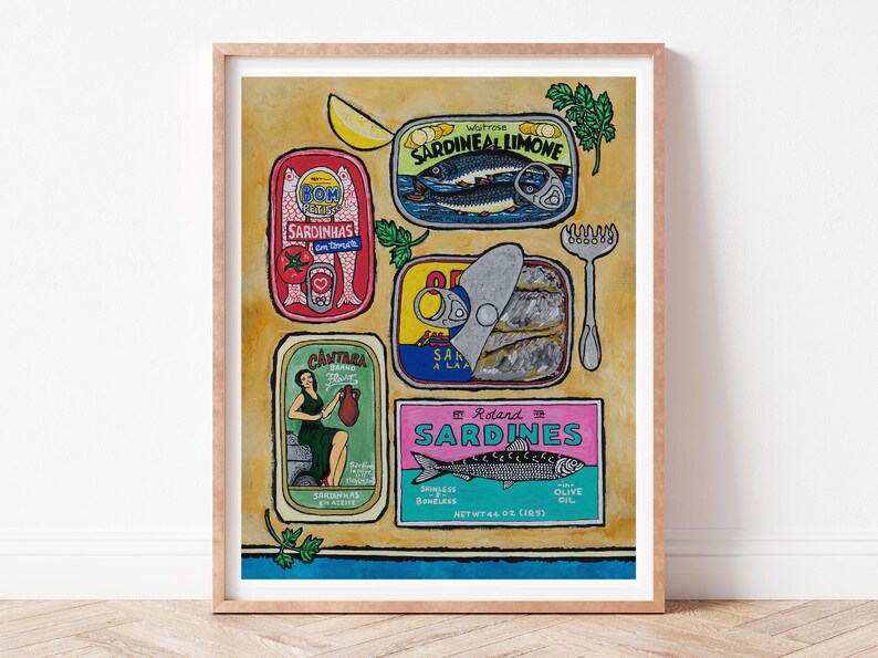 Puede incluir: Una ilustraci&oacute;n colorida de seis latas de sardinas con diferentes etiquetas y dise&ntilde;os. Las latas est&aacute;n dispuestas en una cuadr&iacute;cula sobre un fondo amarillo con una rodaja de lim&oacute;n, perejil y un tenedor.