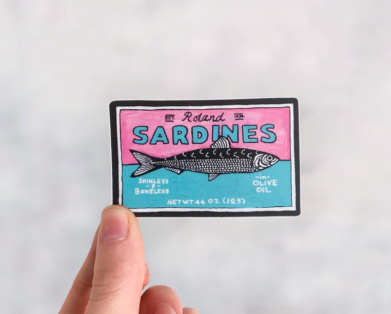 Puede incluir: Una ilustraci&oacute;n en blanco y negro de una etiqueta de lata de sardinas. La etiqueta es rosa y azul con el texto "Est. Roland 1918 Sardines Skinless & Boneless - In Olive Oil Net Wt 4.4 oz (125g)"