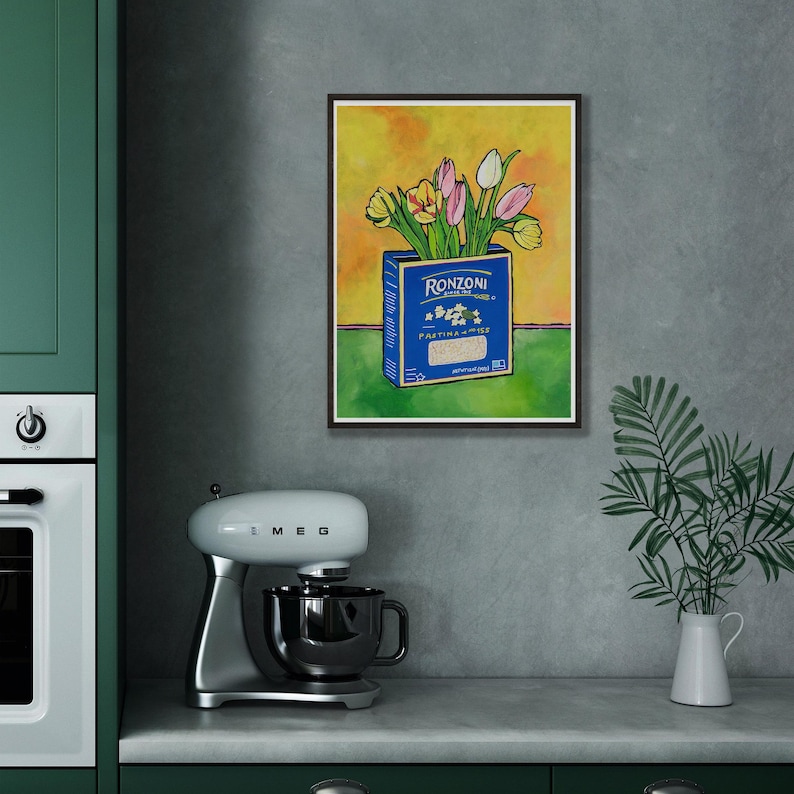 Puede incluir: Una pintura de acuarela de un ramo de tulipanes rosas, blancos y amarillos en una caja azul con el texto "Ronzoni" y "Pastina & Rice". La caja est&aacute; sobre una superficie verde. El fondo es una lavada de acuarela amarilla.