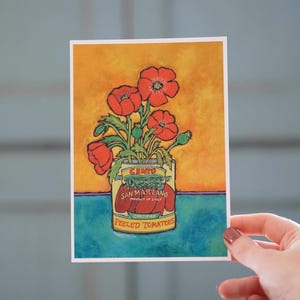 Pode incluir: Uma pintura de uma lata de tomates pelados Cento San Marzano com um buqu&ecirc; de papoulas vermelhas na frente. A lata &eacute; amarela com letras verdes e vermelhas. O fundo &eacute; um degradado amarelo e azul.