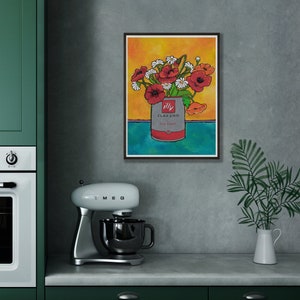 Pu&ograve; includere: Un'illustrazione incorniciata di un bouquet di fiori rossi e bianchi in una lattina di caff&egrave; Illy Classico. La lattina &egrave; su una superficie blu con uno sfondo giallo.