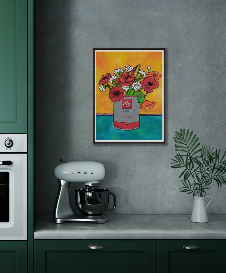 Pu&ograve; includere: Un'illustrazione incorniciata di un bouquet di fiori rossi e bianchi in una lattina di caff&egrave; Illy Classico. La lattina &egrave; su una superficie blu con uno sfondo giallo.