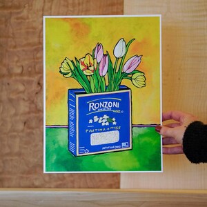 Puede incluir: Una pintura de acuarela de un ramo de tulipanes rosas, amarillos y blancos en una caja azul de Ronzoni Pastina. La caja tiene el texto "Ronzoni Since 1915" y "Pastina No. 155".