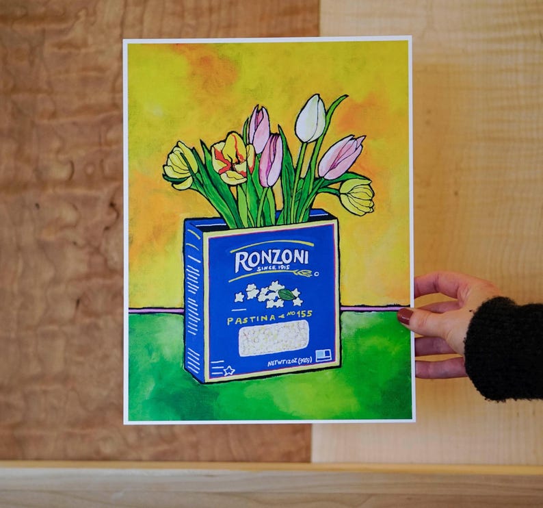 Puede incluir: Una pintura de acuarela de un ramo de tulipanes rosas, amarillos y blancos en una caja azul de Ronzoni Pastina. La caja tiene el texto "Ronzoni Since 1915" y "Pastina No. 155".