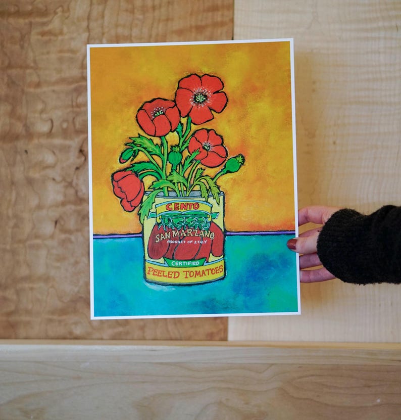 Pode incluir: Uma pintura de uma lata de tomates pelados Cento San Marzano com um buqu&ecirc; de papoulas vermelhas na frente. A lata est&aacute; sobre uma superf&iacute;cie azul com um fundo amarelo.