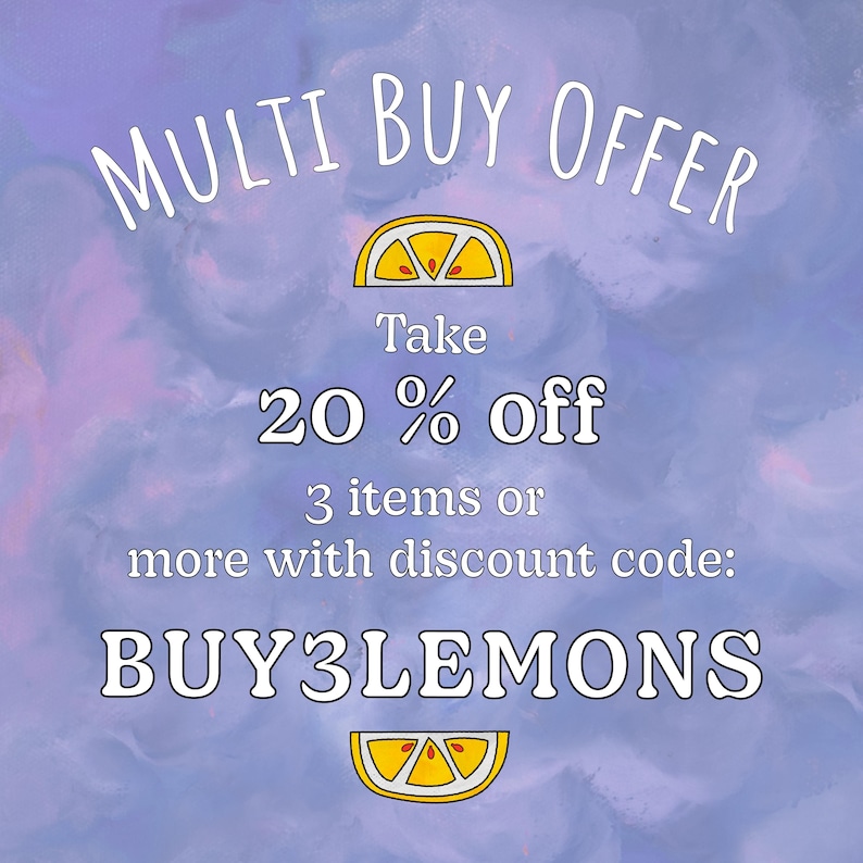 Pu&ograve; includere: Uno sfondo acquerellato viola e blu con un testo bianco sovrapposto che dice "MULTI BUY OFFER Take 20% off 3 items or more with discount code: BUY3LEMONS". Ci sono due illustrazioni di limoni gialli.