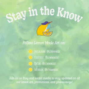 Puede incluir: Un gr&aacute;fico verde y amarillo con el texto "Stay in the Know" y un lim&oacute;n de dibujos animados. El texto "Follow Lemm Made Art on:" est&aacute; debajo del lim&oacute;n. Los identificadores de redes sociales se enumeran debajo del texto: Instagram: @LEMMMADE, Pinterest: @LEMMMADE, TikTok: @LEMMMADE, Facebook: @LEMMMADE. El texto "Join us on Etsy and social media to stay updated on all our latest art, promotions, and giveaways!" est&aacute; en la parte inferior del gr&aacute;fico.