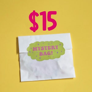 SAC MYSTÈRE MOYEN | Sac mystère | Sac surprise | Autocollants | Porte-clés | Épingles | Stickers pour journaux indésirables